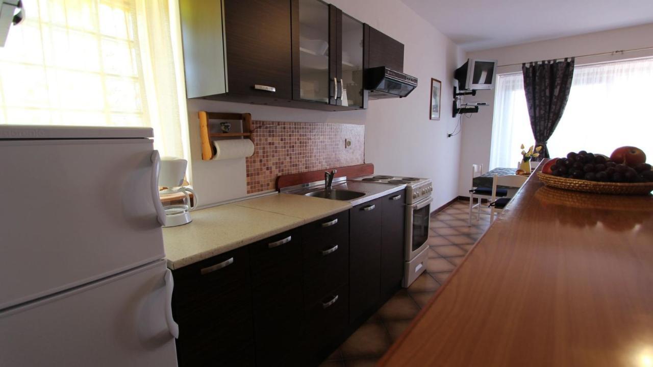 Apartments And Rooms Jelka Malinska Exterior foto