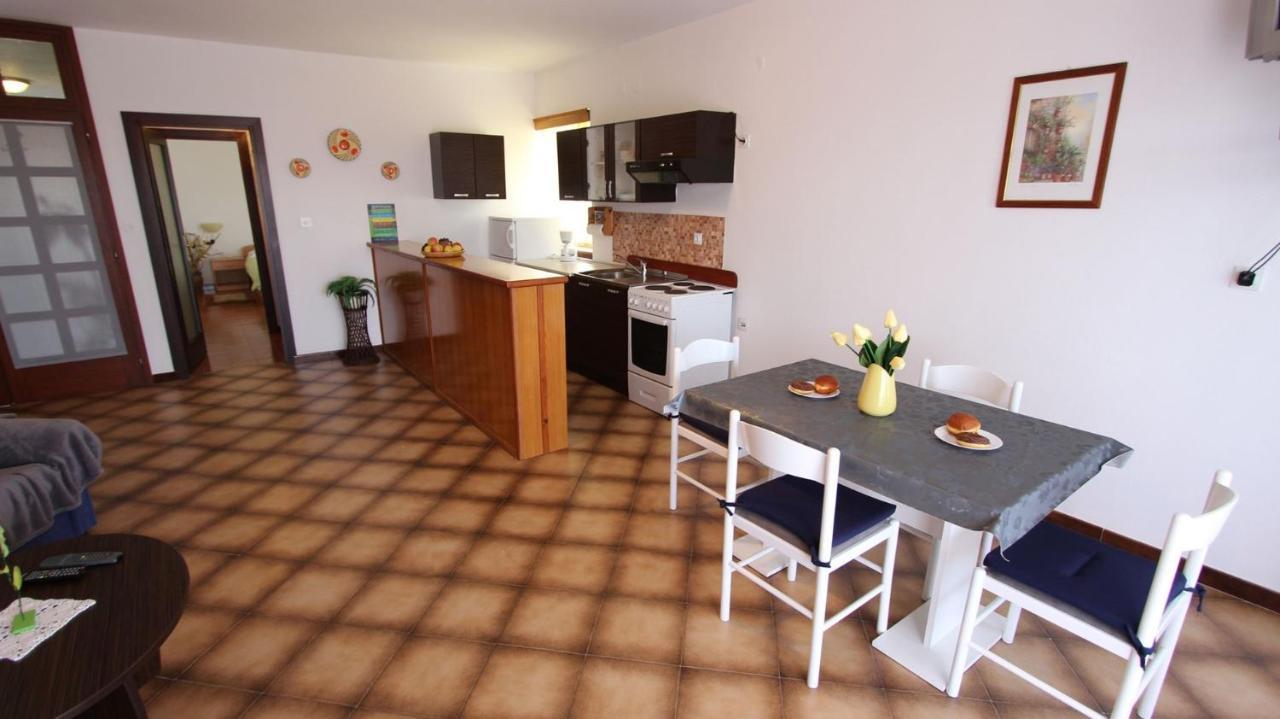 Apartments And Rooms Jelka Malinska Exterior foto