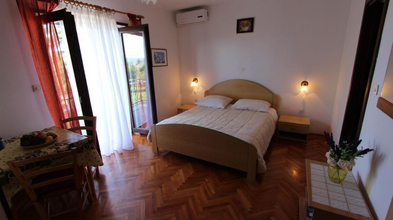 Apartments And Rooms Jelka Malinska Exterior foto
