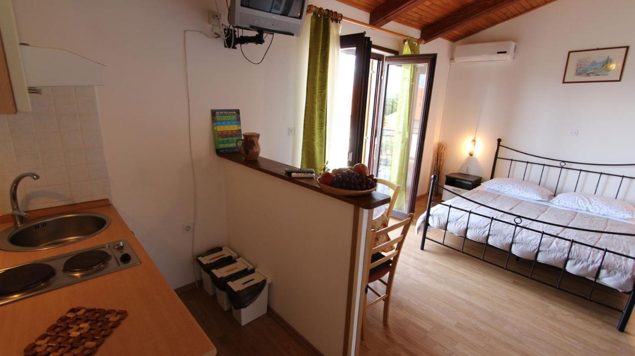 Apartments And Rooms Jelka Malinska Exterior foto