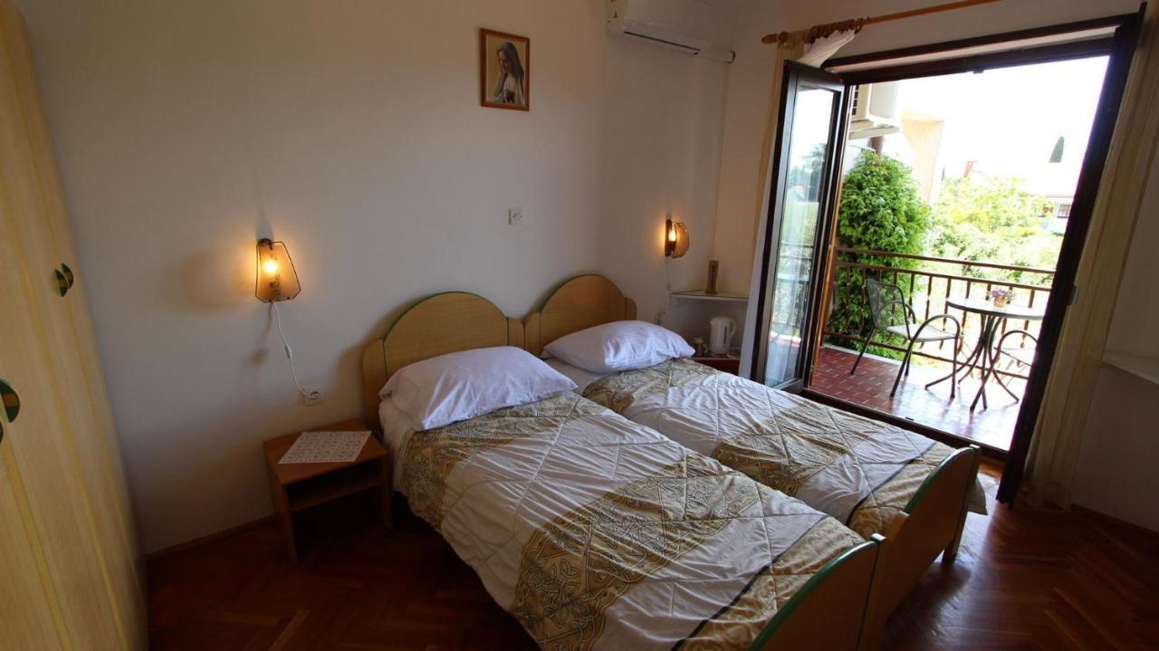 Apartments And Rooms Jelka Malinska Exterior foto
