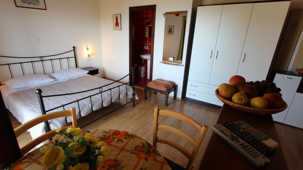 Apartments And Rooms Jelka Malinska Exterior foto
